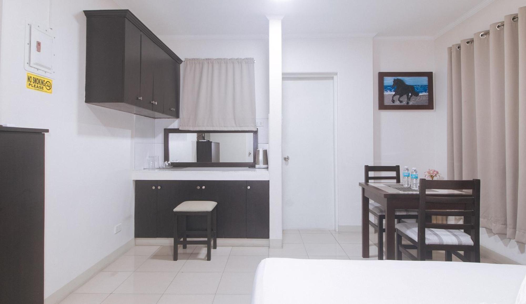 Urbanview At Evangelista Street Makati Makati City Exterior foto